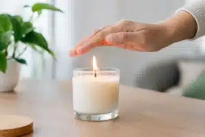 Come spegnere una candela senza fumo, senza odori